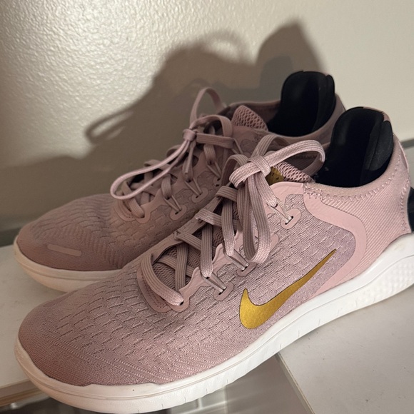 Nike Women's free rn Mauve and Gold Athletic Shoes - Picture 5 of 8